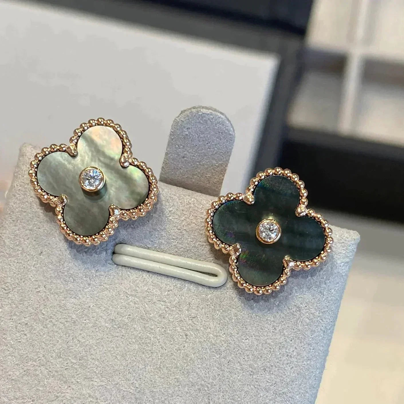 [AuraEcho]CLOVER MEDIUM 1 MOTIFS GRAY MOP  DIAMOND EARRINGS