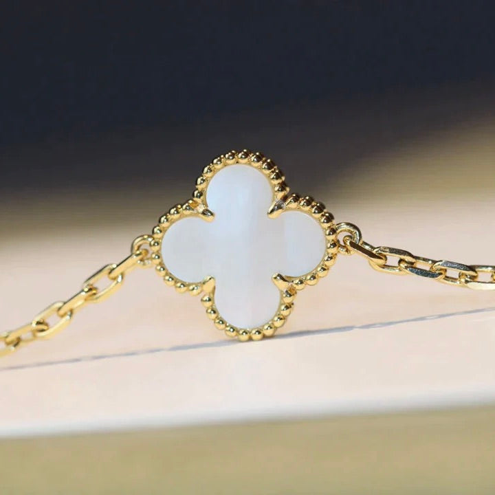 [AuraEcho]CLOVER 20 MOTIFS WHITE MOP NECKLACE