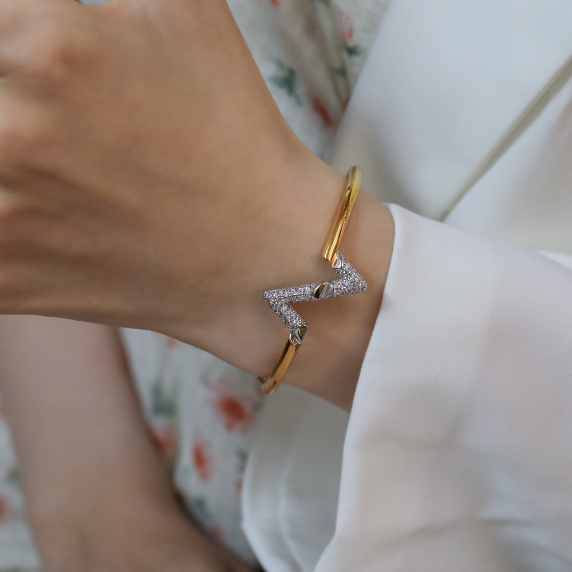 [AuraEcho]VOLTE UPSITE DOWN GOLD DIAMOND BRACELET