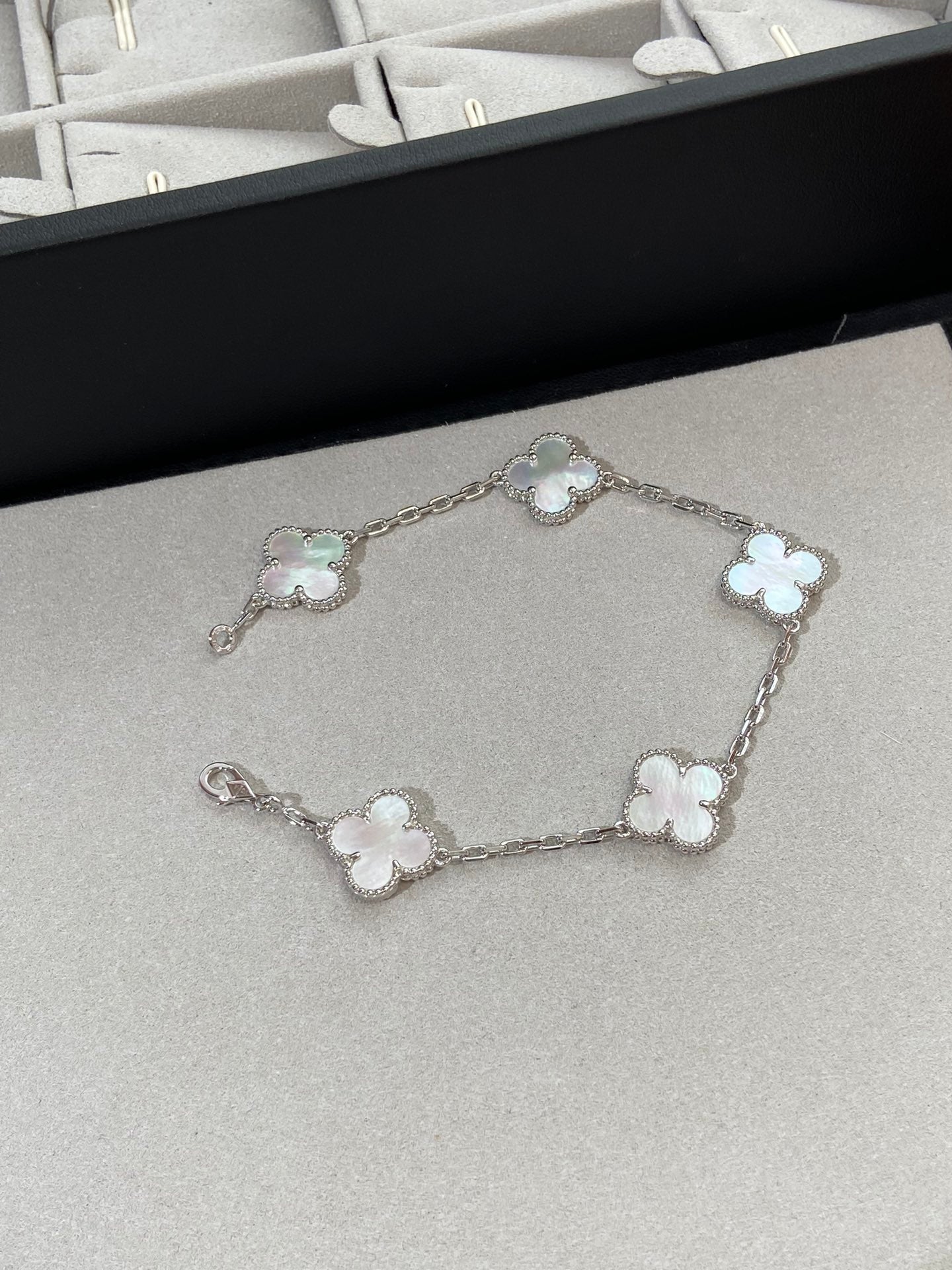 [AuraEcho]CLOVER SILVER MOP 5 MOTIF BRACELET