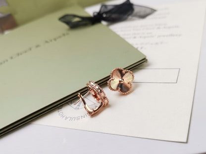 [AuraEcho]CLOVER MEDIUM STUD EARRINGS
