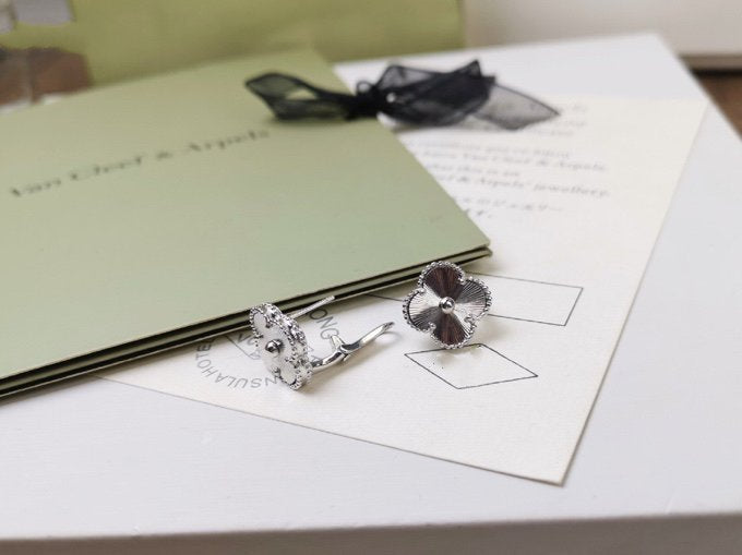 [AuraEcho]CLOVER MEDIUM STUD EARRINGS