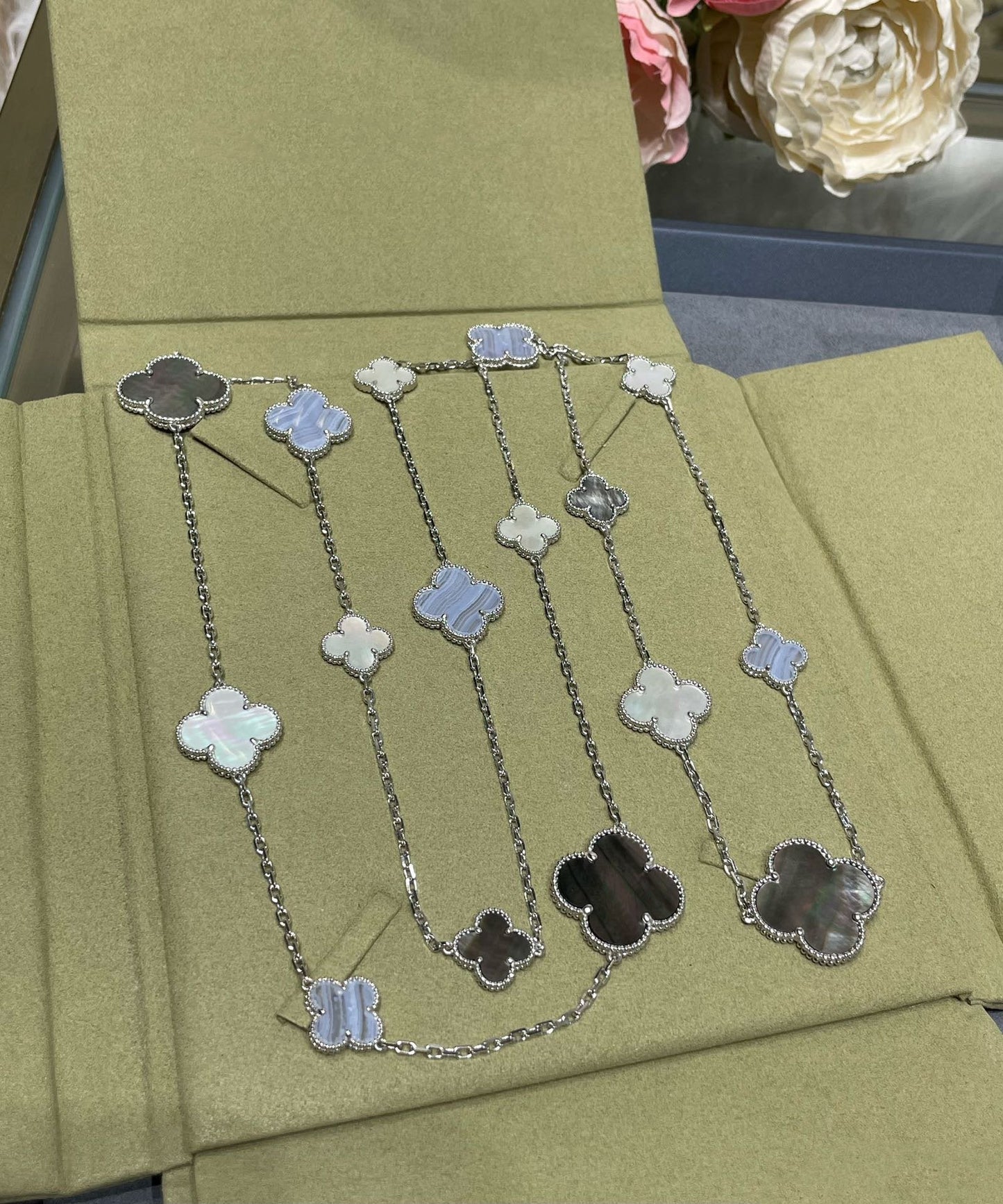 [AuraEcho]CLOVER 16 MOTIF CHALCEDONY MOP SILVER NECKLACE