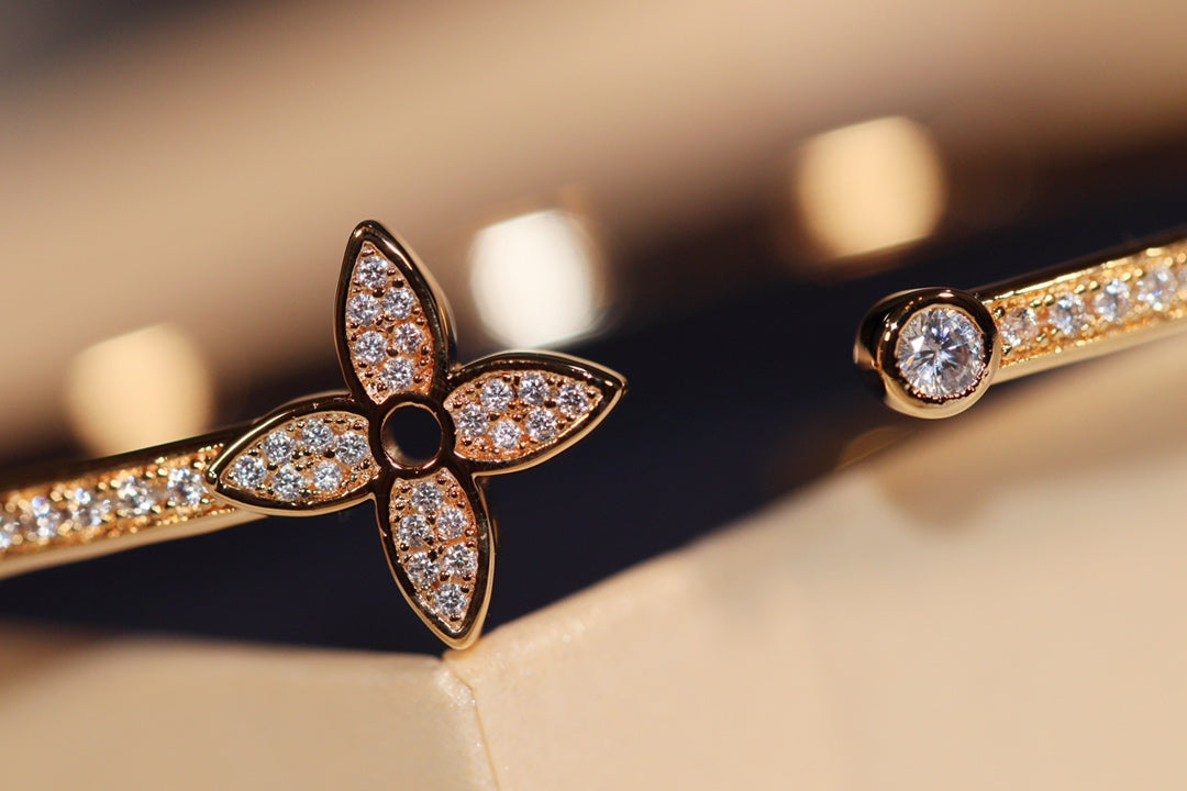 [AuraEcho]IDYLLE GOLD OPEN BRACELET DIAMOND PAVED