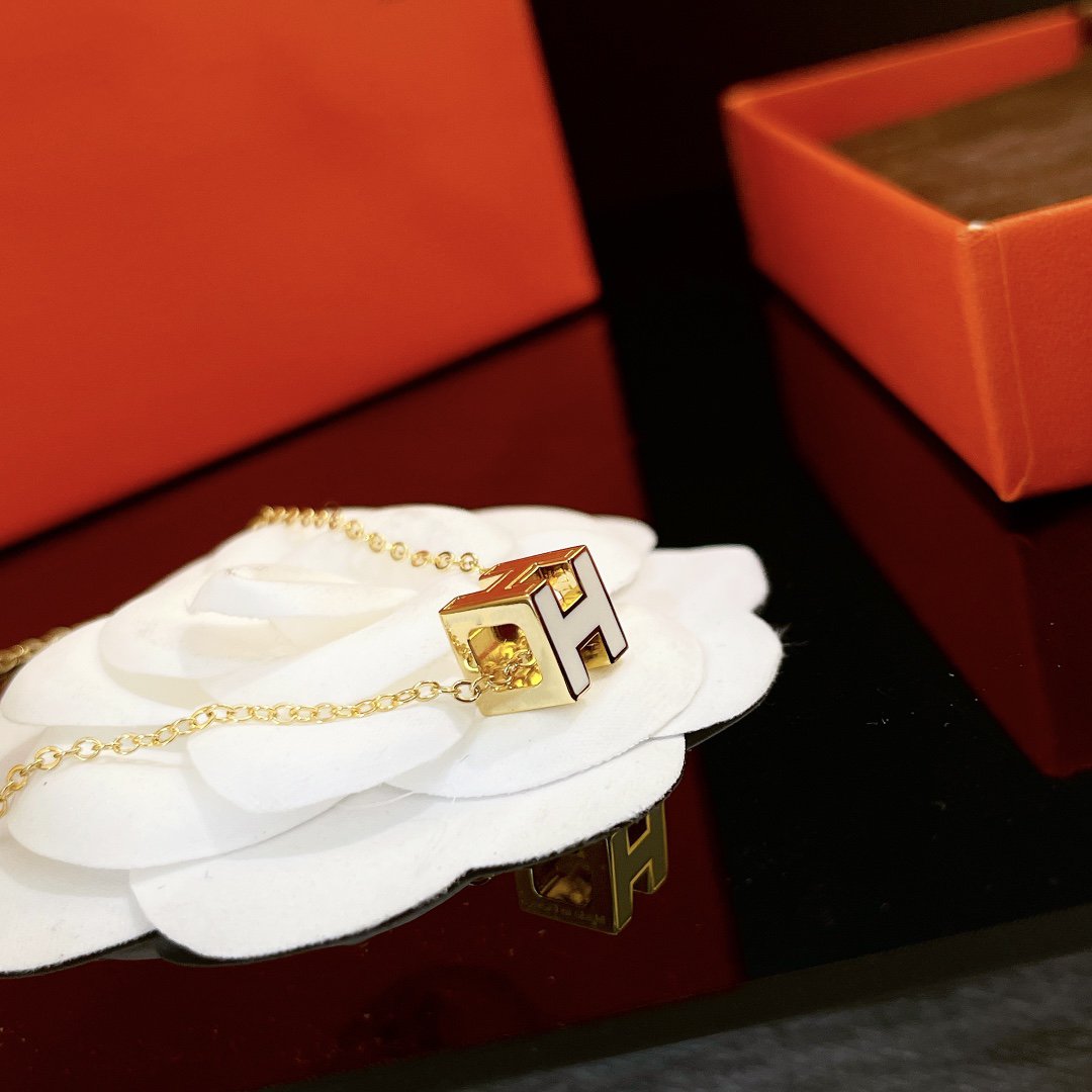 [AuraEcho]H WHITE SQUARE GOLD NECKLACE