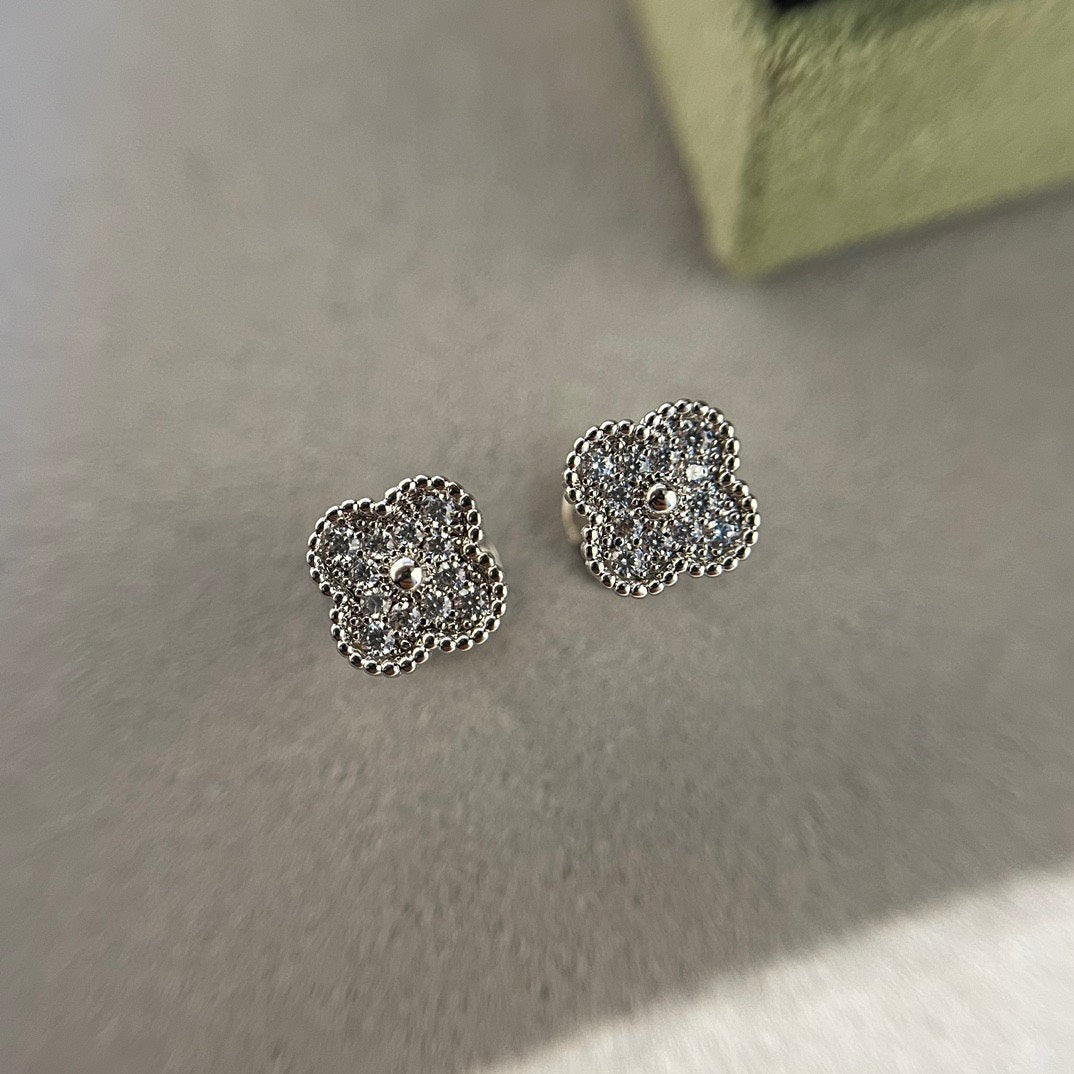 [AuraEcho]CLOVER MINI DIAMOND STUD EARRINGS